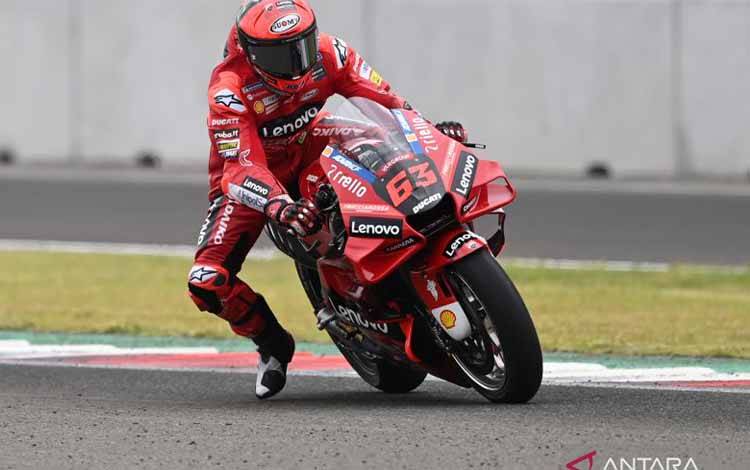 Arsip foto - Pembalap Ducati Lenovo Team Francesco Bagnaia memacu kecepatan sepeda motornya pada hari kedua tes pramusim MotoGP 2022 di Pertamina Mandalika International Street Circuit, Lombok Tengah, NTB, Sabtu (12/2/2022). ANTARA FOTO/Andika Wahyu/rwa.
