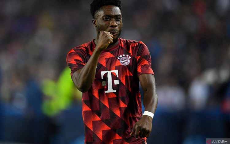 Bek sayap kiri Bayern Muenchen Alphonso Davies melakukan pemanasan sebelum pertandingan Grup C Liga Champions lawan Barcelona di Camp Nou pada 26 November 2022. ANTARA/AFP/PAU BARRENA