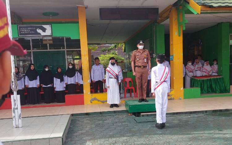 Camat MB Ketapang Sampaikan Sejumlah Pesan saat Jadi Pembina Upacara di MIN 1 Kotim