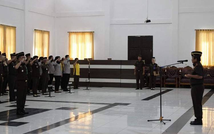 Kajati Kalteng Pathor Rahman saat memimpin Apel kerja, Senin, 7 November 2022. (FOTO: APRIANDO)