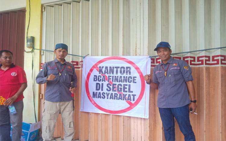 Kantor Cabang Utama BCA Finance Palangka Raya Disegel Sejumlah Ormas. Senin, 7 November 2022. (POTO : PARLIN TAMBUNAN)