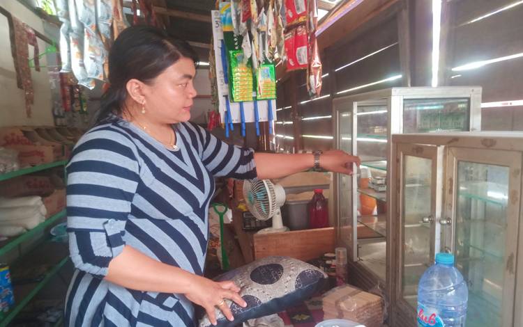 Seorang Pria Terekam CCTV Bobol Kios Sembako di Palangka Raya