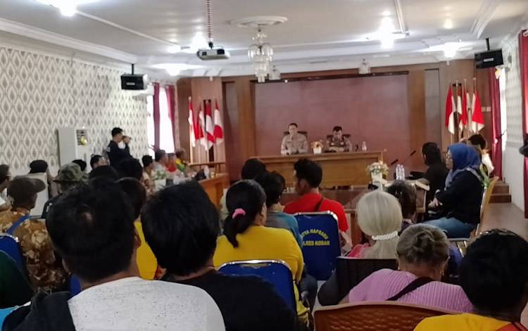 Warga Desa Babual Baboti Datangi Polres Kobar untuk Sampaikan Masalah dengan PT. Usaha Agro Indonesia