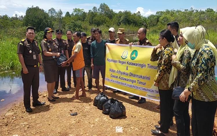Kejaksaan Negeri Kotim Salurkan 200 Paket Sembako untuk Korban Banjir di Hanjalipan
