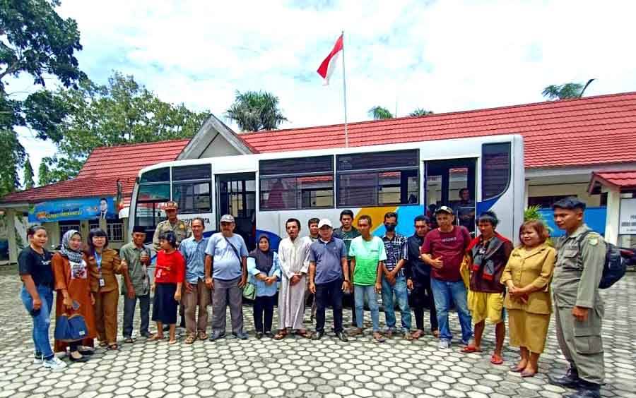 23 pasien ODGJ foto bersama Pekerja Sosial Masyarakat (PSM) Martinus, pendamping, kelurga dan Kepala Desa Muara Inu serta BPD Muara Inu sebelum diberangkatkan ke Rumah Sakit Jiwa (RSJ) Kalawa Atei di halaman Dinas Sosial PMD setempat, Senin 7 November 2022.(foto: Dhani)