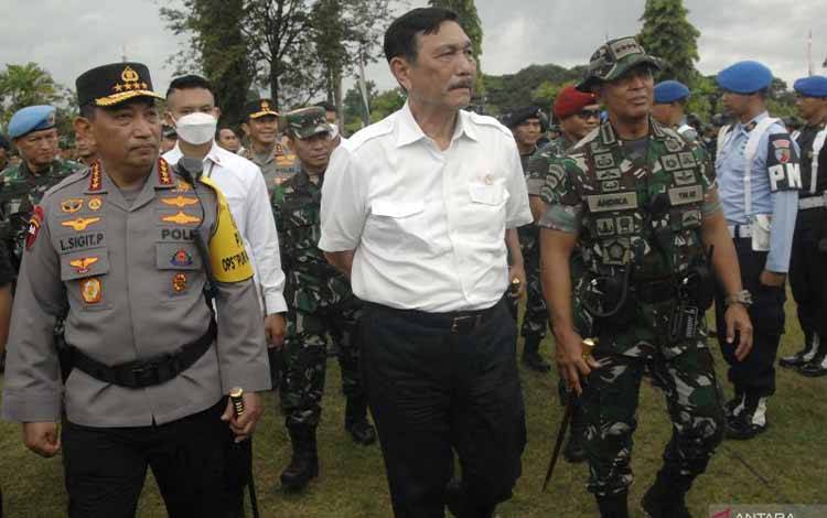 Menteri Koordinator (Menko) Bidang Kemaritiman dan Investasi Luhut Binsar Pandjaitan (tengah), Panglima TNI Jenderal TNI Andika Perkasa (kanan), dan Kapolri Jenderal Pol Listyo Sigit Prabowo (kiri) memeriksa kesiapan anggota TNI saat apel gelar pasukan dalam rangka pengamanan VVIP Presidensi G20 di Denpasar, Bali, Senin (7/11/2022). ANTARA FOTO/Nyoman Hendra Wibowo/hp.