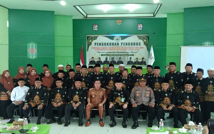 Bupati Sakariyas foto bersama pengurus PD DMI Katingan usai acara pengukuhan, Selasa, 8 November 2022