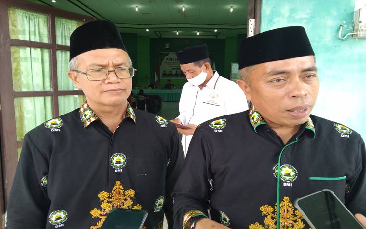 Ketua Harian PW DMI Kalteng, H Bulkani (kanan) bersama Ketua PD DMI Katingan, Taufikurrahman memberikan keterangan pers kepada awak media di Aula Kemenag, Selasa, 8 November 2022