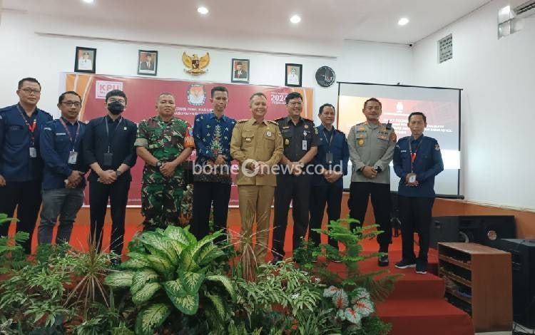 KPU Gunung Mas Gelar Pengenalan Aplikasi SIAKBA kepada Camat dan Kades