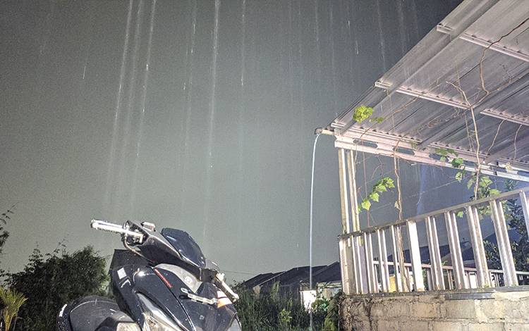 Cuaca hujan yang melanda wilayah Kecamatan Baamang, Sampit, Kabupaten Kotawaringin Timur (Kotim), Selasa malam ini, 8 November 2022.?
