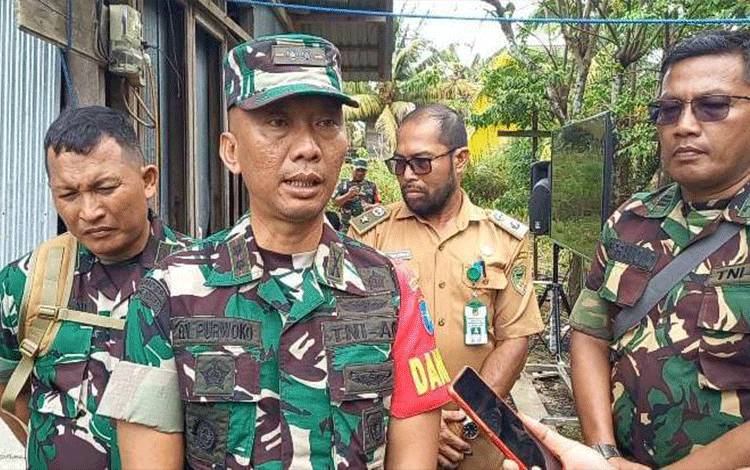 Dandim 1013 Muara Teweh, Letkol Inf Edi Purwoko beserta jajarannya saat diwawancarai awak media mengenai TNI AD Peduli. (Foto: Dhani) ?