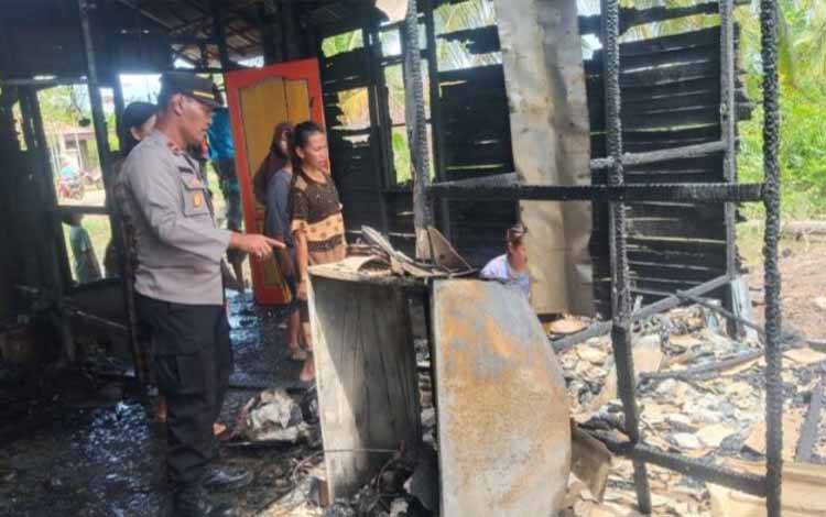 Kapolsek Datangi TKP Kebakaran Rumah Warga di Desa Sei Teras
