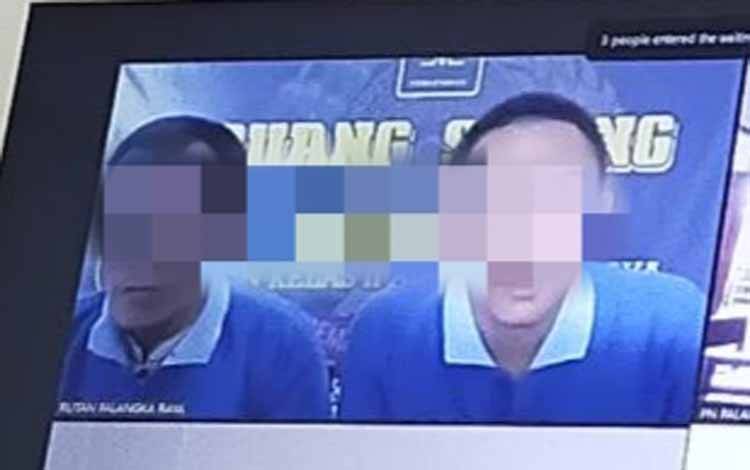 Terdakwa (Kanan) saat menjalani persidangan secara virtual di Pengadilan Negeri Palangka Raya