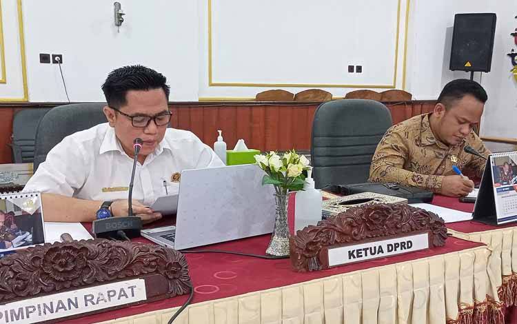 Rapat paripurna penyampaian pemandangan umum fraksi pendukung dewan DPRD Barito Timur, Rabu, 9 November 2022. (FOTO: BOLE MALO)