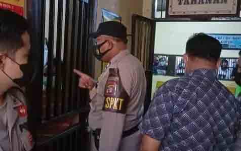 Kanit II SPKT Polresta Palangka Raya Aiptu Roedi Yhoeliantono saat menayakan kesehatan kepada tahanan.(foto : Agus Fataroni M)
