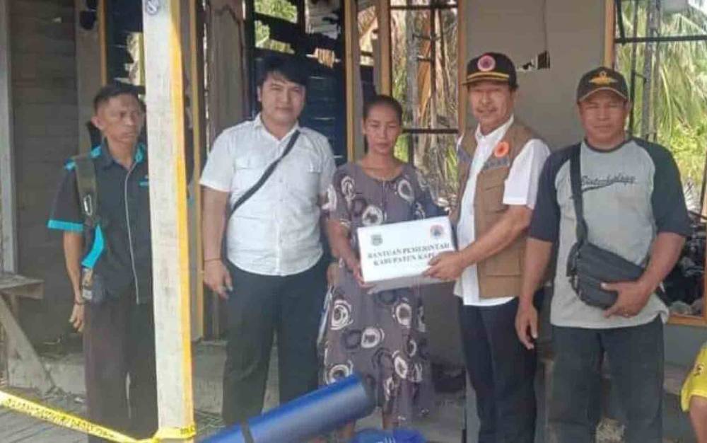 Penyerahan bantuan dari BPBD Kapuas kepada warga terdampak kebakaran di Desa Sei Teras, Rabu, 9 November 2022.(FOTO: BPBD KAPUAS)