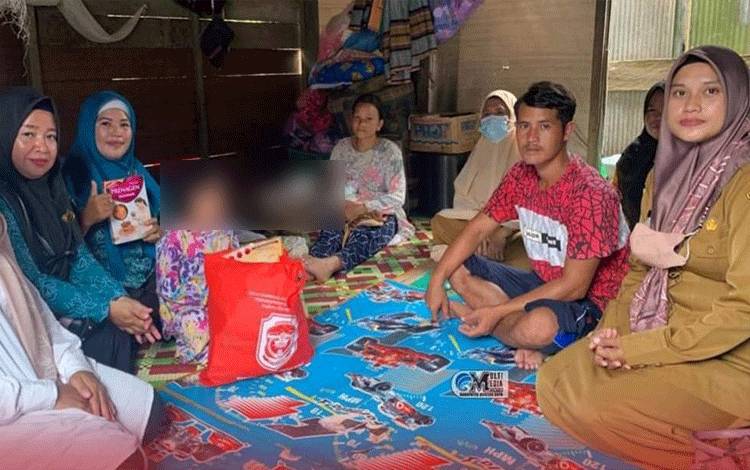 Ketua TP-PKK Kecamatan Murung Serahkan Bantuan Kepada Anak Bergejala Stunting