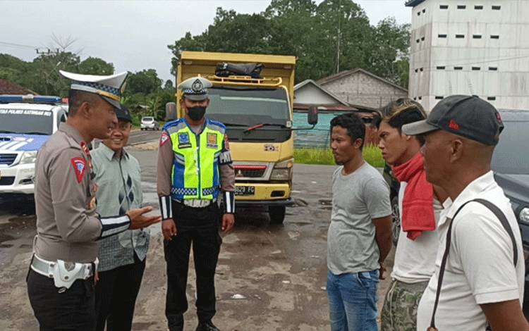 Warga Keberatan Sopir Truk Parkir Sembarangan, Kasatlantas Polres Katingan Turun Tangan