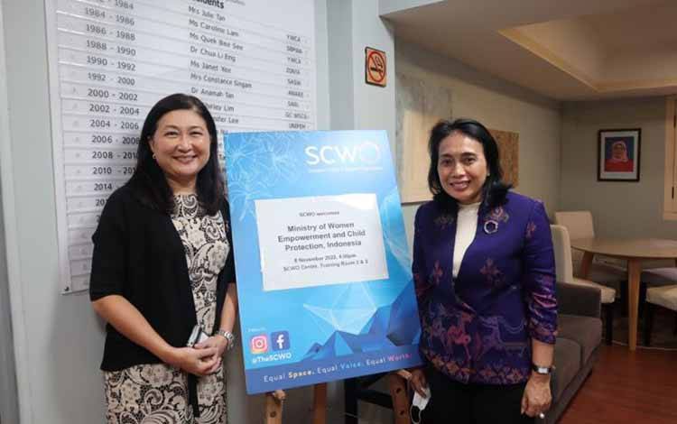 Menteri Pemberdayaan Perempuan dan Perlindungan Anak Bintang Puspayoga (kanan) saat kunjungan kerja ke Star Shelter yang merupakan shelter bagi perempuan dan anak korban kekerasan dalam rumah tangga (KDRT) di Singapura. (ANTARA/ HO-Kemen PPPA)