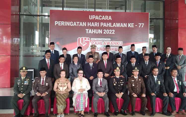 Bupati Katingan Sakariyas foto bersama pejabat dan tokoh masyarakat usai mengikuti upacara Hari Pahlawan di halaman kantor bupati setempat, Kamis, 10 November 2022. (FOTO: ABDUL GOFUR)