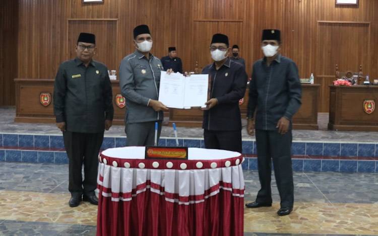 Pj. Bupati Kobar Anang Dirjo bersama Ketua DPRD Kobar Rusdi Gozali didampingi Wakil Ketua I DPRD Mulyadin dan Wakil Ketua II Bambang Suherman usai penandatanganan 3 ranperda tentangAPBD tahun anggaran 2023,? Pemilihan Kepala Desa dan Bantuan Hukum bagi Masyarakat Miskin?