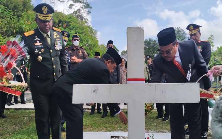Sekda Kalteng, Nuryakin saat saat menabur bunga di taman makam pahlawan Sanaman Lampang (FOTO : NOPRI)
