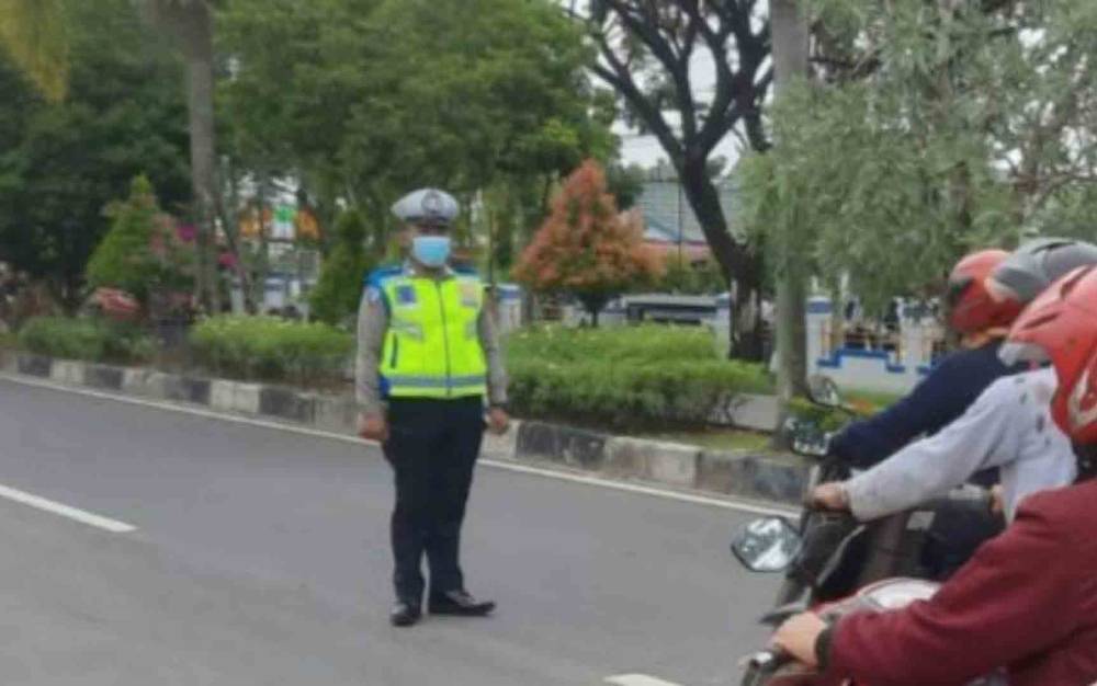 Pengguna Jalan di Kuala Kapuas Mengheningkan Cipta saat Hari Pahlawan