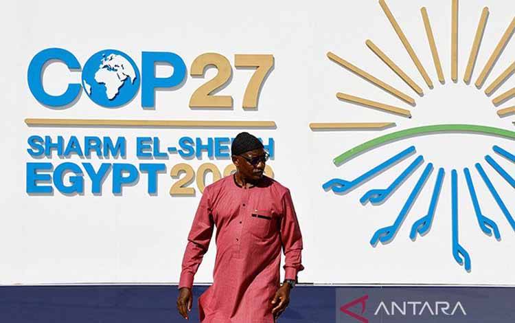 Seorang pria berjalan di luar Pusat Konvensi Internasional Sharm El Sheikh selama pembukaan KTT Iklim COP27 di resor Laut Merah Mesir Sharm el-Sheikh, Mesir 6 November 2022. ANTARA/REUTERS/Thaier Al-Sudani/pri