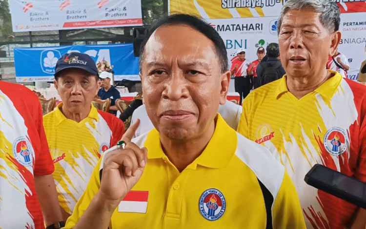 Menpora Zainudin Amali menyampaikan keterangan pers di Surabaya, Kamis (10/11/2022). (ANTARA/Hanif Nashrullah)