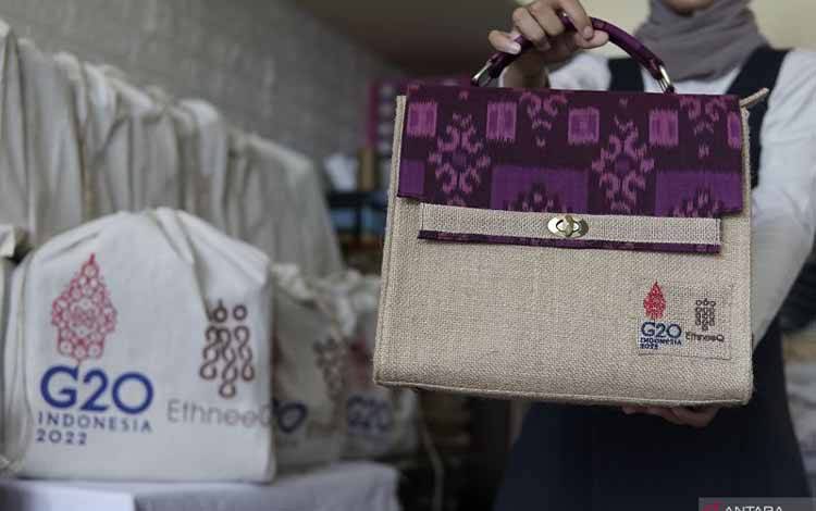 Salah satu pendiri dari EthneeQ menunjukkan tas berbahan karung goni dan kain endek yang dipersiapkan sebagai suvenir G20 di Denpasar, Bali, Jumat (4/11/2022). Dari 22 UMKM Indonesia yang produknya dijadikan suvenir G20 saat puncak acara Konferensi Tingkat Tinggi (KTT) G20 pada 15-16 November 2022 mendatang tersebut di antaranya lima UMKM dari Bali yakni aksesoris milik Maharani Craft, kerajinan dompet milik Hape, Adem Juice and Smoothies, produk kesehatan milik Samsara, dan produk kerajinan tas