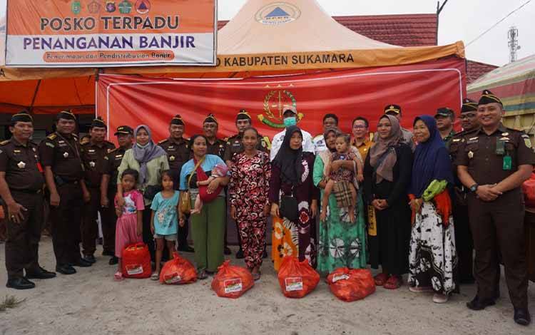 Kajati Kalteng Salurkan Sembako untuk Warga Terdampak Banjir di Sukamara