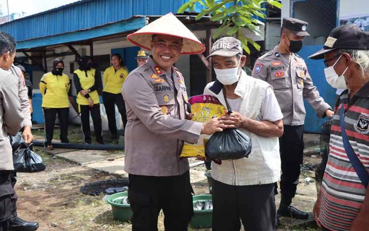 Kapolres Kotim AKBP Sarpani memberikan hasil panen ikan bersama sembako kepada masyarakat yang berada di kawasan Polsek KP Mentaya