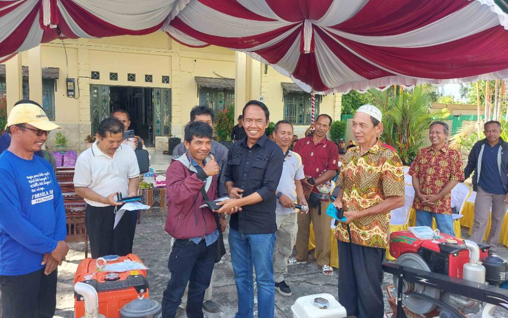 Anggota DPR RI Dapil Kalteng Ini Serahkan Bantuan Alat Pertanian di Kapuas