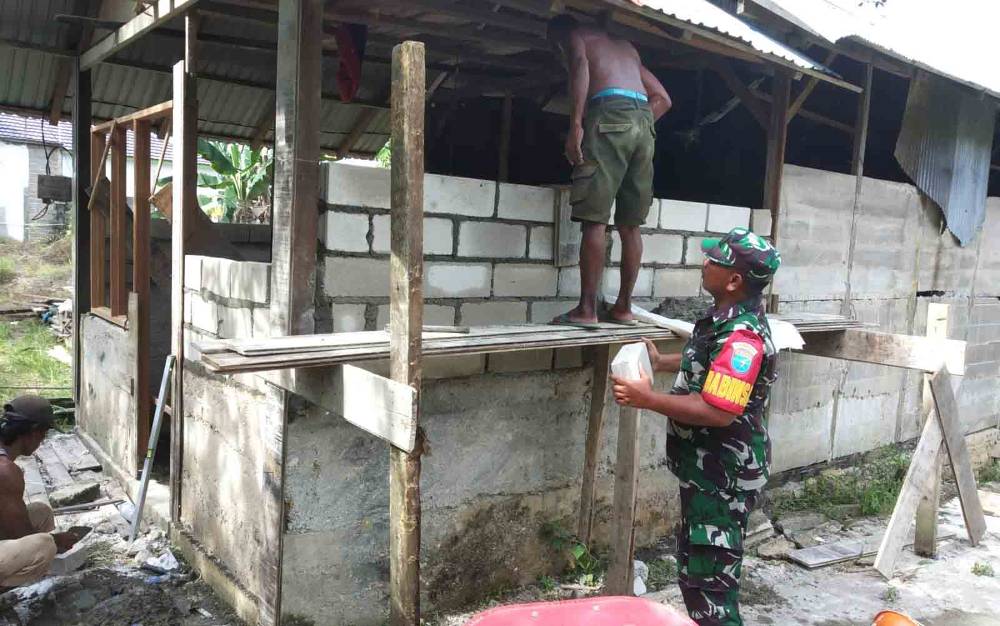 Kodim 1013 Muara Teweh Renovasi Rumah Warga Kelurahan Lanjas