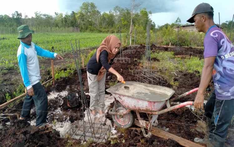 Lurah Kalampangan Letakan Batu Pertama Pembangunan Rumah Kreatif Serba Guna