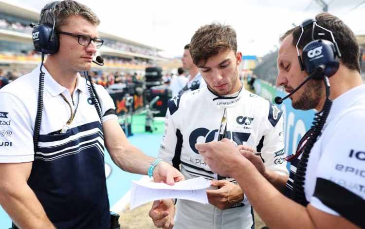 Pebalap tim AlphaTauri Pierre Gasly bersiap sebelum balapan Grand Prix Amerika Serikat, Circuit of the Americas, Austin, Texas. (23/10/2022) (Getty Images via AFP/PETER FOX)
