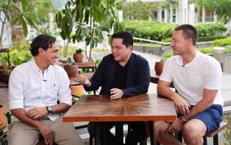 Menteri BUMN Erick Thohir sedang bercengkerama dengan Alesandro Nesta (kiri) dan John Terry. (ANTARA/HO-Instagram Erick Thohir)