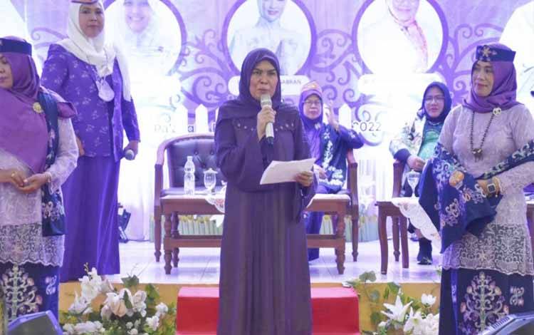 Anitha Nuryakin Meluncurkan Pakaian Benang Bintik Wanita Islam Kalteng ?