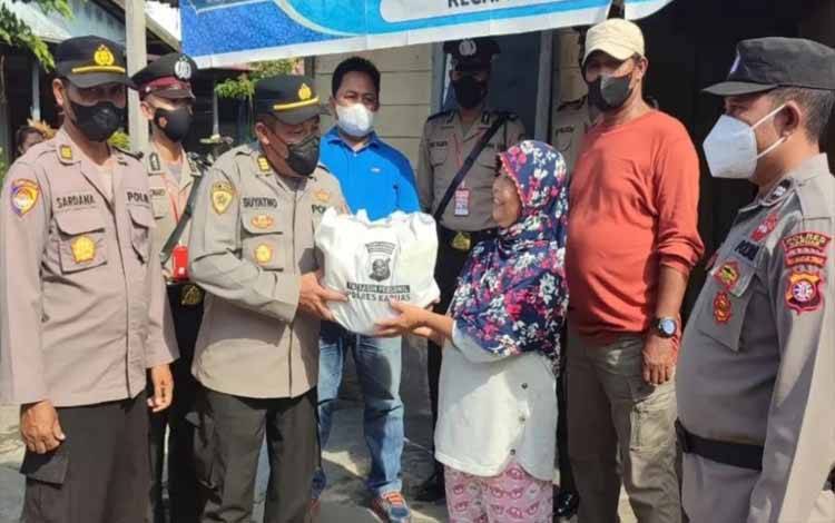 Berbagi Sembako, Polres Kapuas Terus Galakan Program Seribu Rupiah Sehari