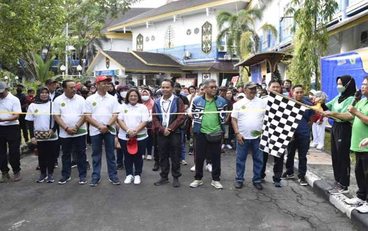 Pelepasan jalan sehat dalam rangkaian Dies Natalis UPR ke 59 di halaman Rektorat UPR, Sabtu, 12 November 2022. (FOTO: IST)