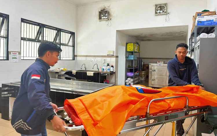 Tim Emergency Response Palangka Raya saat melakukan evakuasi korban ke ruang Kamboja RS dr. Doris Sylvanus, Sabtu, 12 November 2022. (POTO : PARLIN TAMBUNAN)