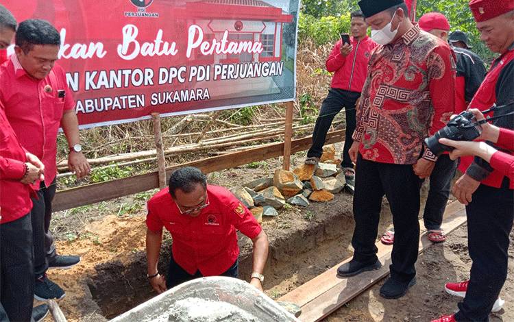 Peletakan batu pertama kantor DPC PDI-P Sukamara oleh Sekretaris DPD PDI Perjuangan Provinsi Kalimantan Tengah, Sigit Karyawan, Minggu, 13 Oktober 2022. (FOTO: NORHASANAH)