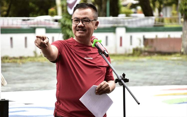 ?Staf Ahli (Sahli) Gubernur Bidang Pemerintahan, Hukum dan Politik Herson B. Aden, saat membuka kegiatan terkait Germas dan peringatan Hari Kesehatan nasional di Halaman Dinas Kesehatan Kalteng, Minggu, 13 November 2022. (FOTO: IST)