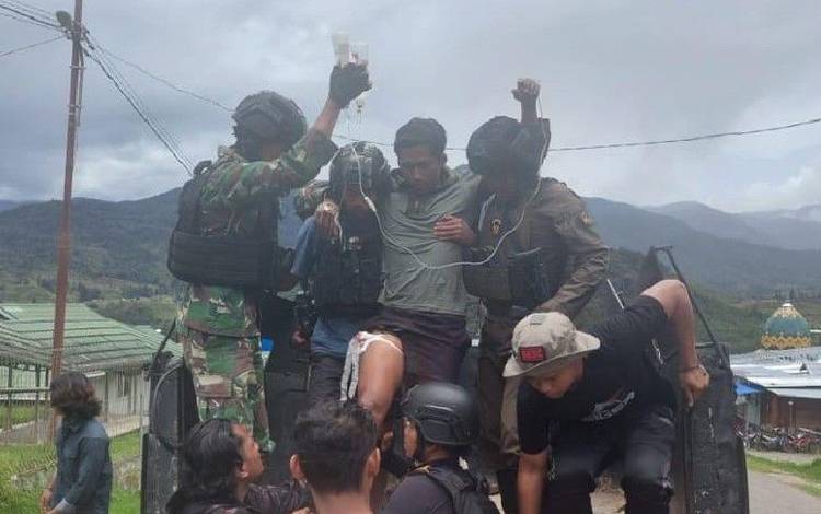 Seorang Prajurit TNI Terluka Tembak saat Patroli Diserang KKB