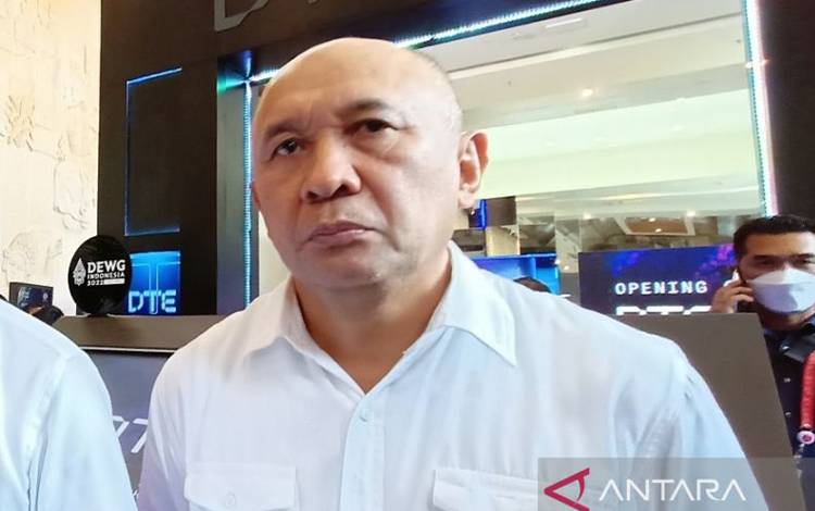 Menteri Koperasi dan UKM (MenkopUKM) Teten Masduki dalam wawancara cegat usai menghadiri acara pembukaan pameran teknologi Digital Transformation Expo (DTE) di Bali Nusa Dua Convention Center, Badung, Bali, Minggu 13/11/2022) (ANTARA/Fathur Rochman)