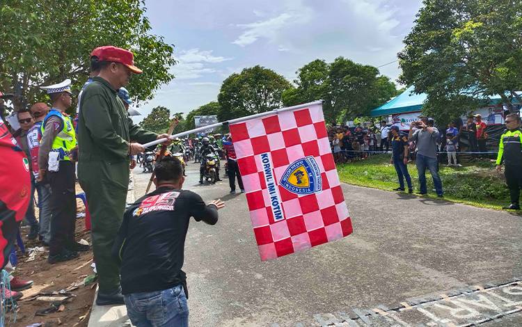 Bupati Seruyan Yulhaidir mengibarkan bendera start tanda dimulainya Bupati Seruyan Open Race Spesial Hari Pahlawan (FOTO: FAHRUL)