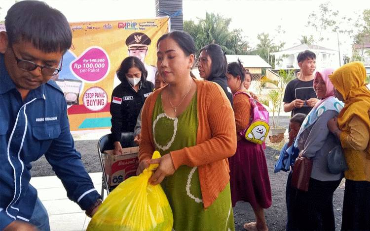 Warga Petuk Barunai Antusias Tebus Sembako Murah dari Pemko Palangka Raya