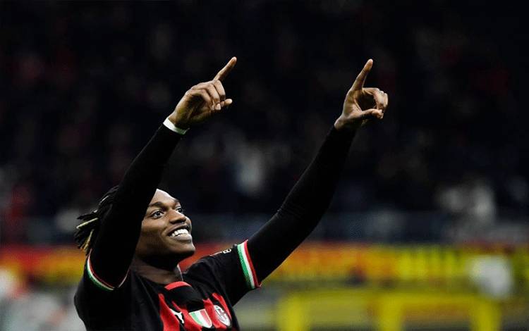 Milan Kalahkan Fiorentina 2-1, Roma Diimbangi Torino 1-1