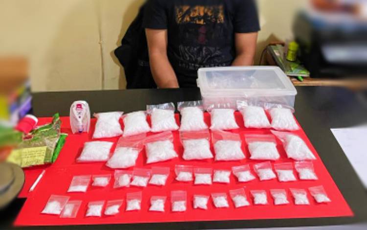 Tersangka beserta barang bukti sabu seberat lebih 1 kilogram diamankan Satresnarkoba Polresta Palangka Raya, Minggu, 13 November 2022. (POTO: PARLIN TAMBUNAN).