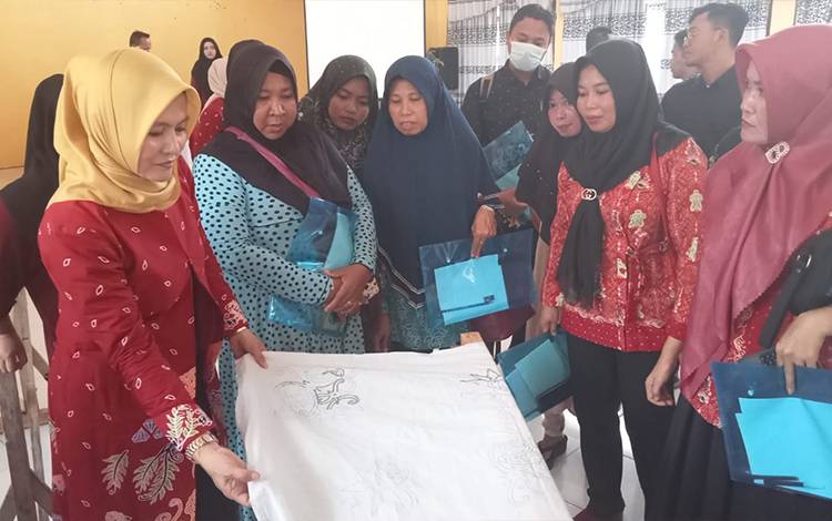 Latihan membatik dilaksanakan Dekranasda Kabupaten Sukamara di aula BPG, Senin, 14 November 2022. (FOTO: NORHASANAH)